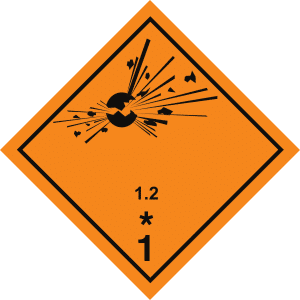 ADR-skilt, orange diamantformet med sort, eksploderende bombesymbol og koden 1.2, angiver transport af eksplosivt farligt gods.