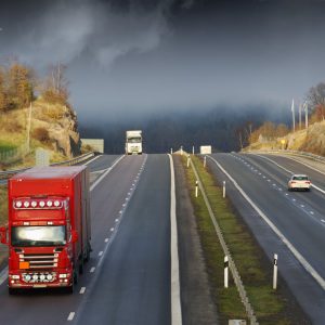 Rød lastbil med orange fareskilt og ADR stykgods