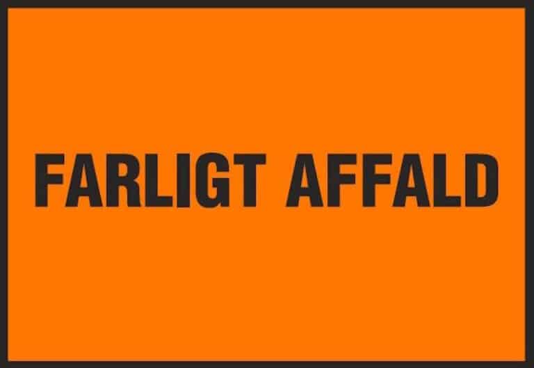 Orange etiket med teksten Farligt affald