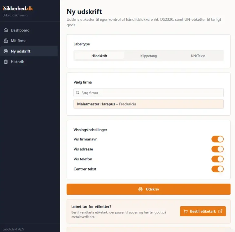 Appen til etiketter viser etikettype, virksomhedsvalg, etiketinformationsmuligheder med knapper til skift og udskrivning.