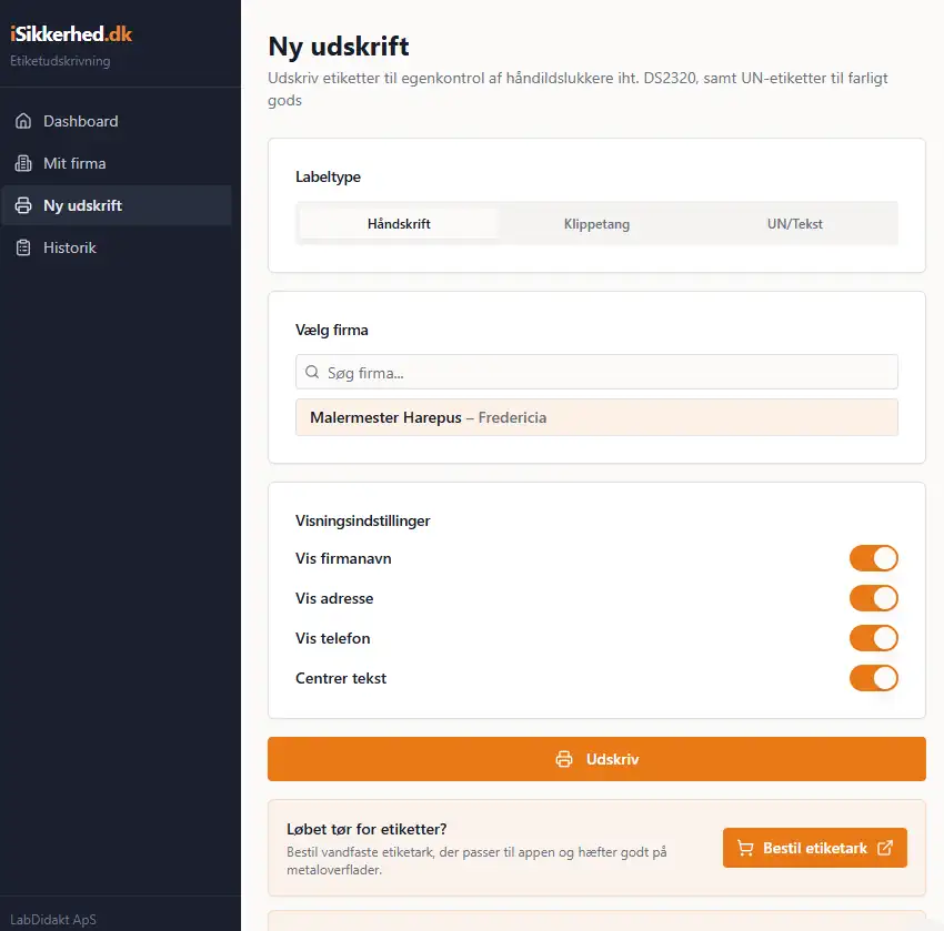 Appen til etiketter viser etikettype, virksomhedsvalg, etiketinformationsmuligheder med knapper til skift og udskrivning.