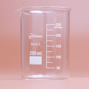 Et bægerglas på 250 ml af borosilikatglas står foran en ensfarvet lyserød baggrund.