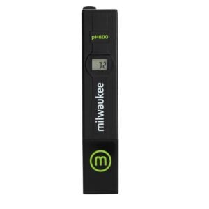 En sort pH-pen 0–14 (Milwaukee pH600) med et lille display, der viser 3,2, og et grønt M-logo; måler pH-værdien fra 0 til 14 præcist.