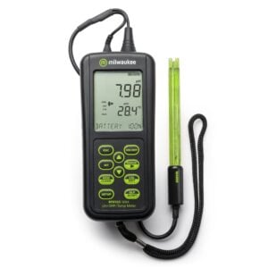 En pH/ORP/temperaturmåler, vandtæt (IP67), viser 7,98 pH og 28,4 °C med en sonde tilsluttet og knapper under displayet.