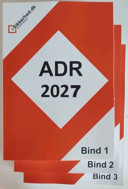 Bestil dansk ADR konvention 2027, bind 1–3, i rødt og hvidt, der henviser til ADR-reglerne, står stablet med omslagene let forskudt.
