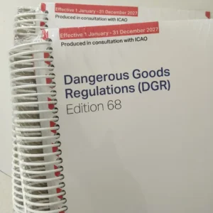 IATA-DGR 2027 med spiralryg, der indeholder reglerne for farligt gods, som gælder fra januar til december 2027.