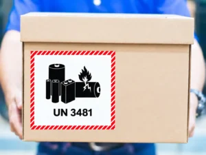 Papkasse med lithiumbatterimærket med UN 3481 uden telefonnummer