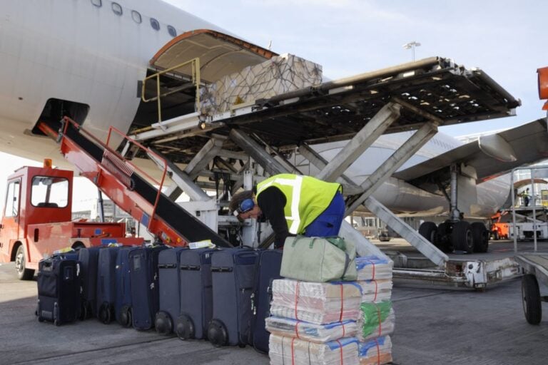 Fragt og post læsses i et fly i lufthavnen
